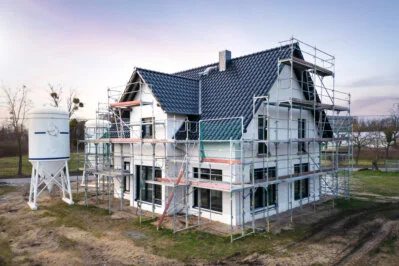Illustration einer Gebäudedämmung an Fassade und Dach