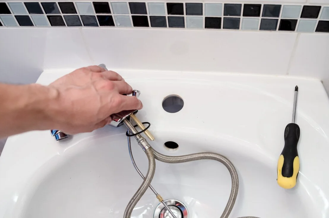 Sanitärinstallation mit Rohrzange