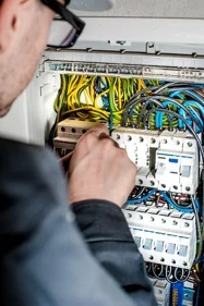 Elektriker am Sicherungskasten